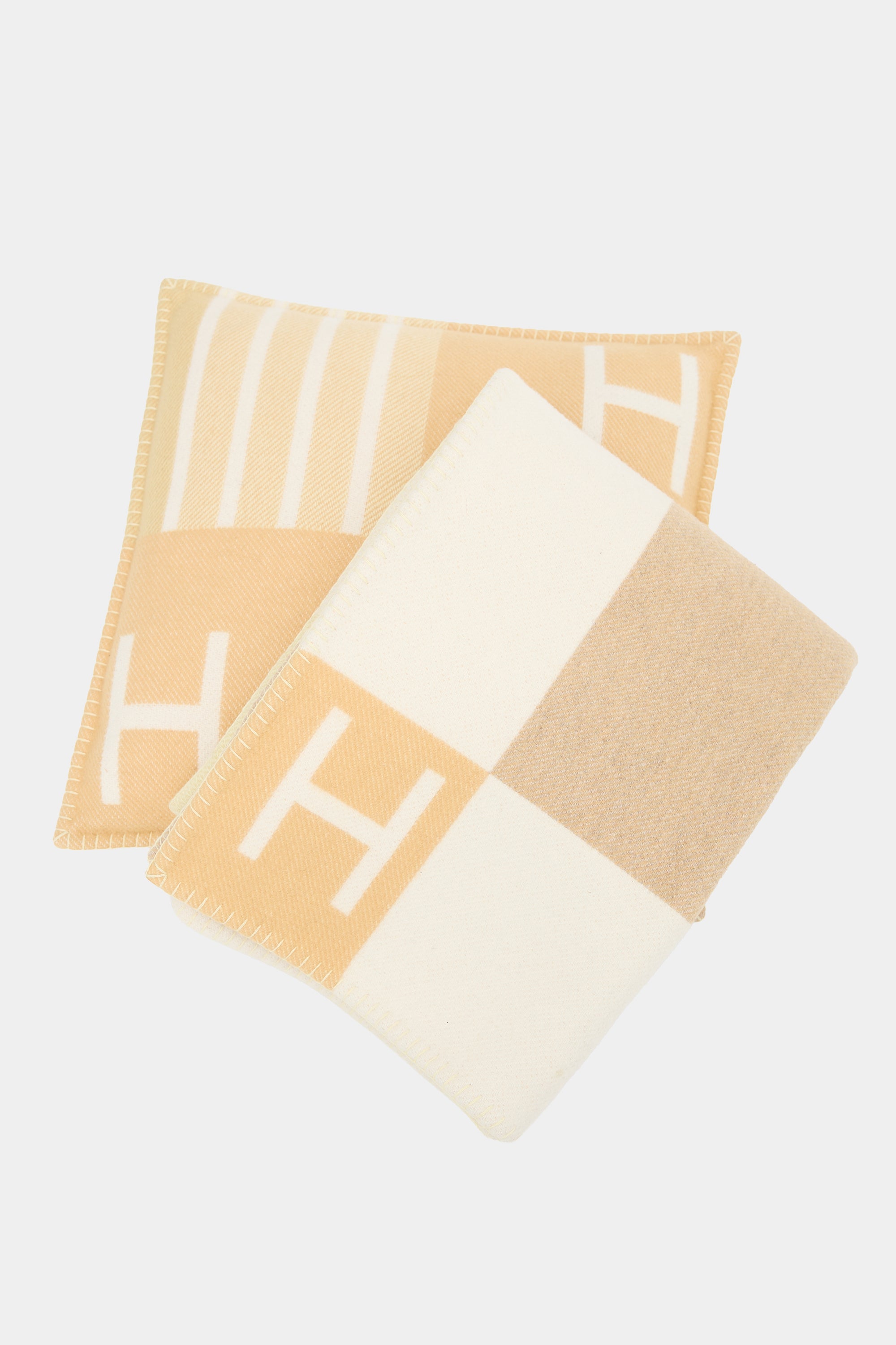 Hermès Avalon Vibration Pillow & Blanket Two Piece Set