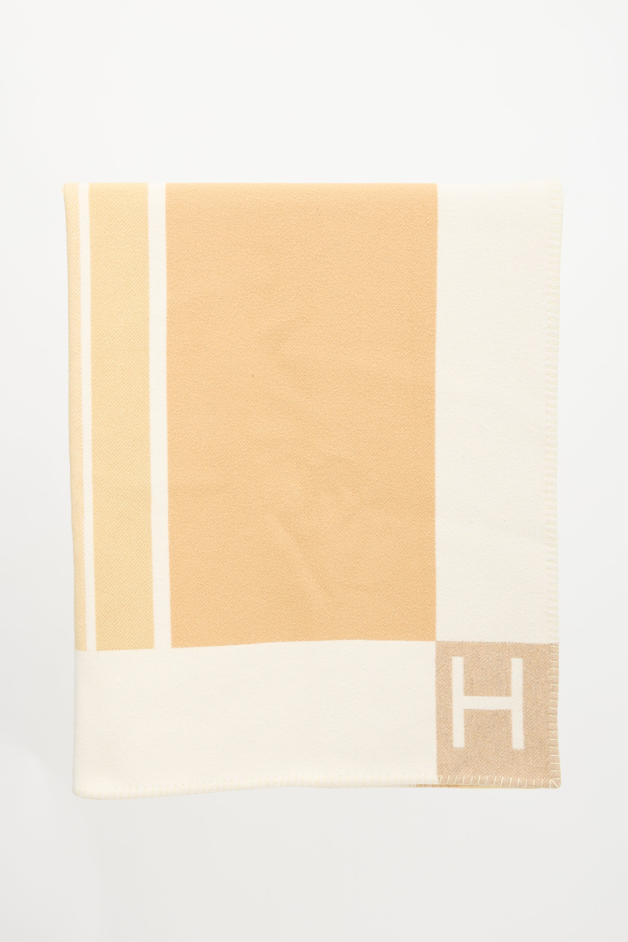 Hermès Avalon Vibration Pillow & Blanket Two Piece Set
