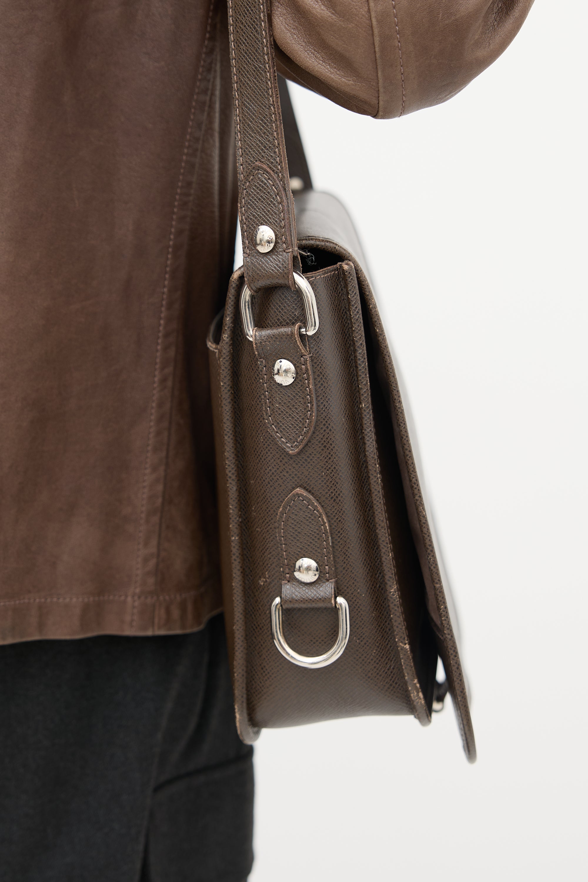 Louis Vuitton Taiga Andrei Messenger Bag