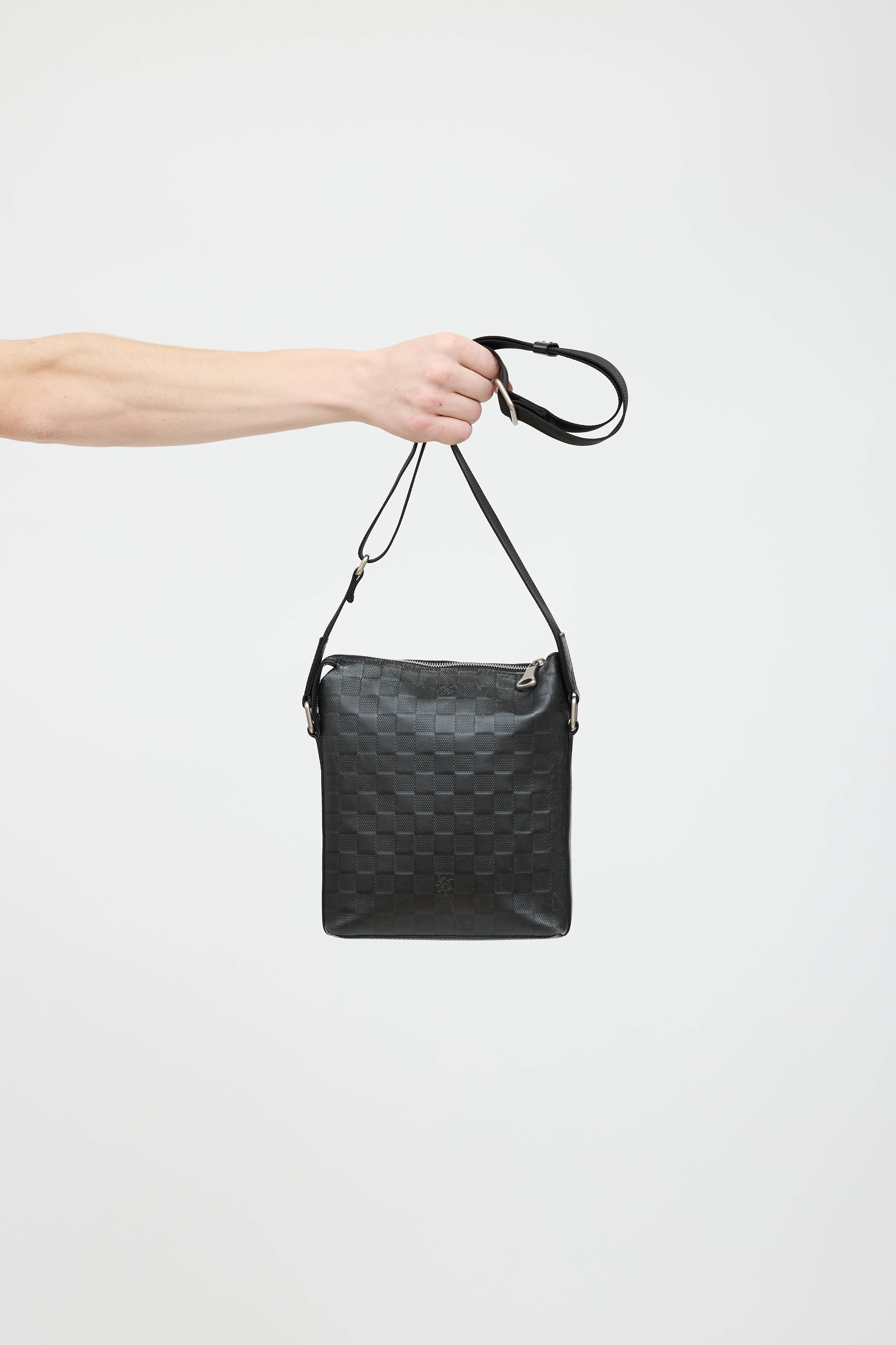 Louis Vuitton Discovery Messenger Bag