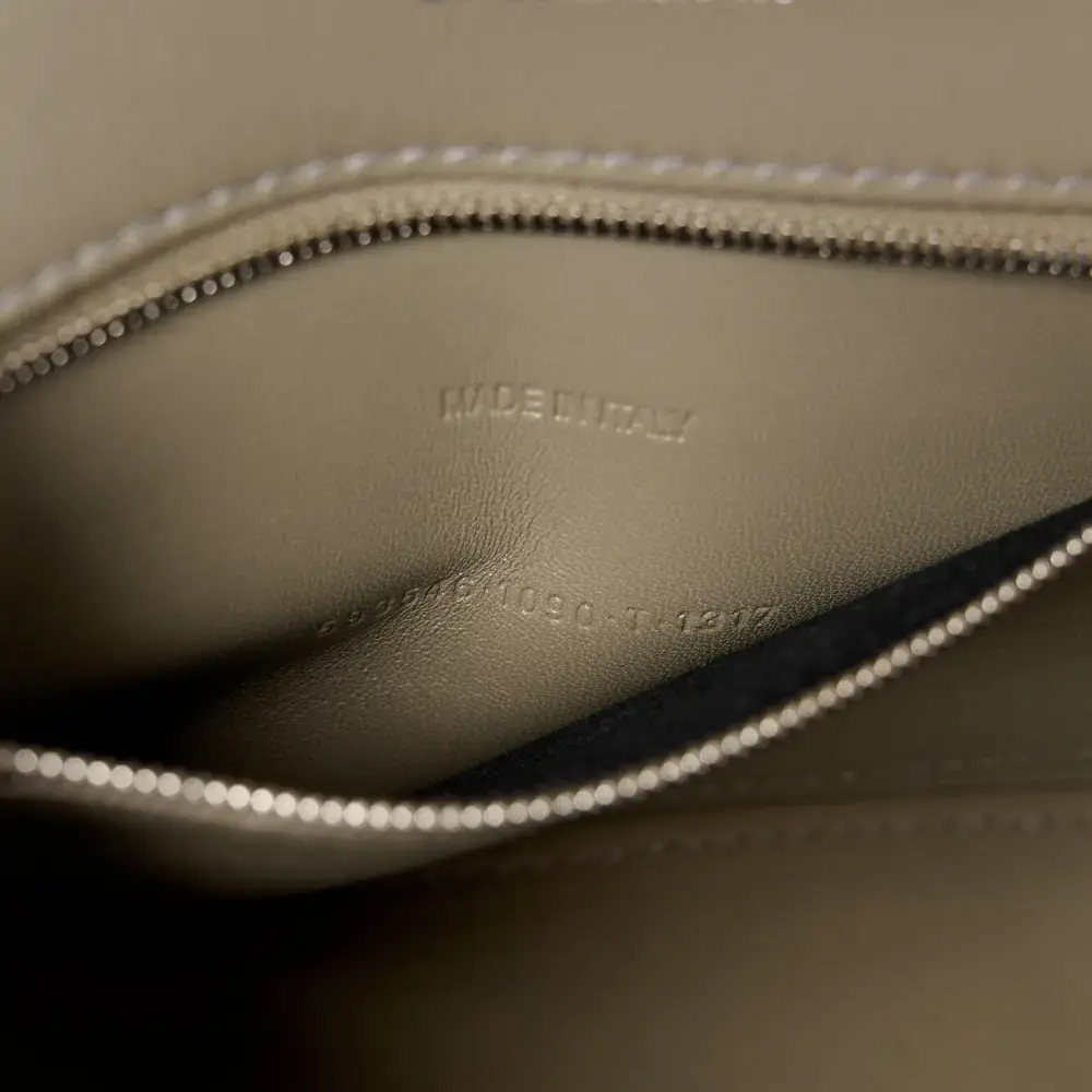 Lushentic Bags Review: Small Hourglass Top Handle Bag - Image 8