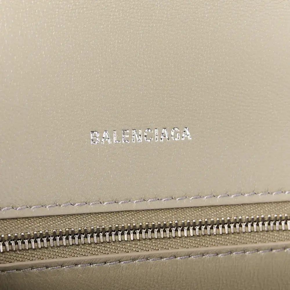 Lushentic Bags Review: Small Hourglass Top Handle Bag - Image 2